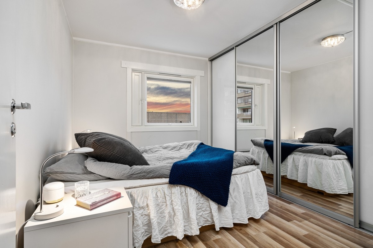 Stille og romslig hovedsoverom utstyrt med stor skyvedørsgarderobe. Galleribilde