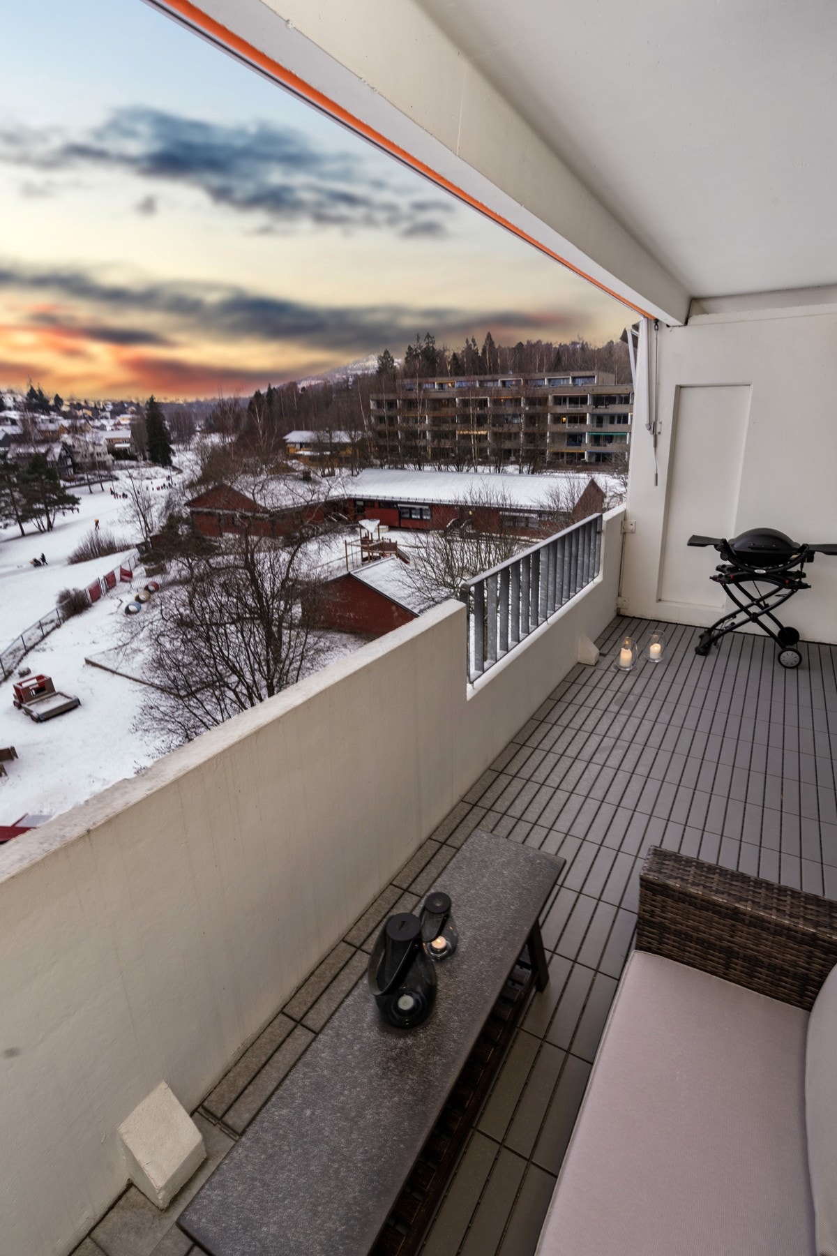 Fra stue/kjøkken har du utgang til en stor nordvestvendt balkong. Galleribilde