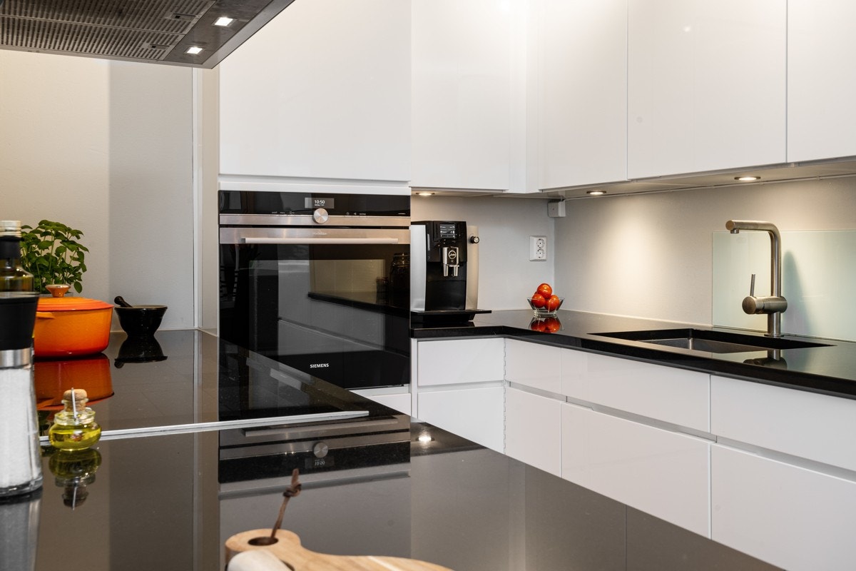 Kjøkkenet har integrerte hvitevarer som medfølger med bl.a. stekeovn i praktisk arbeidshøyde. Galleribilde