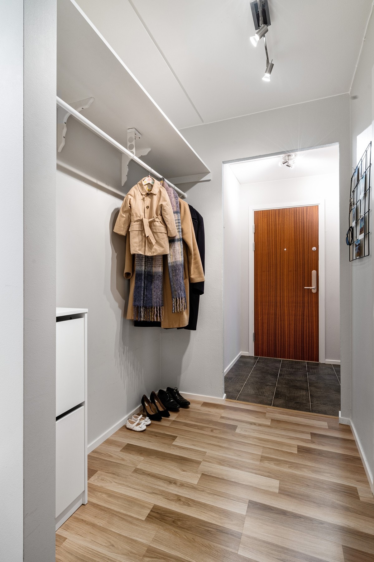 Inngangsdøren er skiftet og det er montert elektronisk dørlås med samme nøkkelbrikke som til inngangsdøren til bygget. Galleribilde