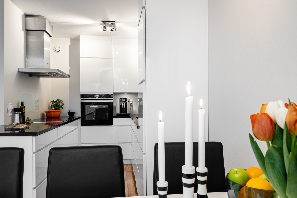 Kjøkkenet er lyst og fint fra leverandøren Kvik. Galleribilde