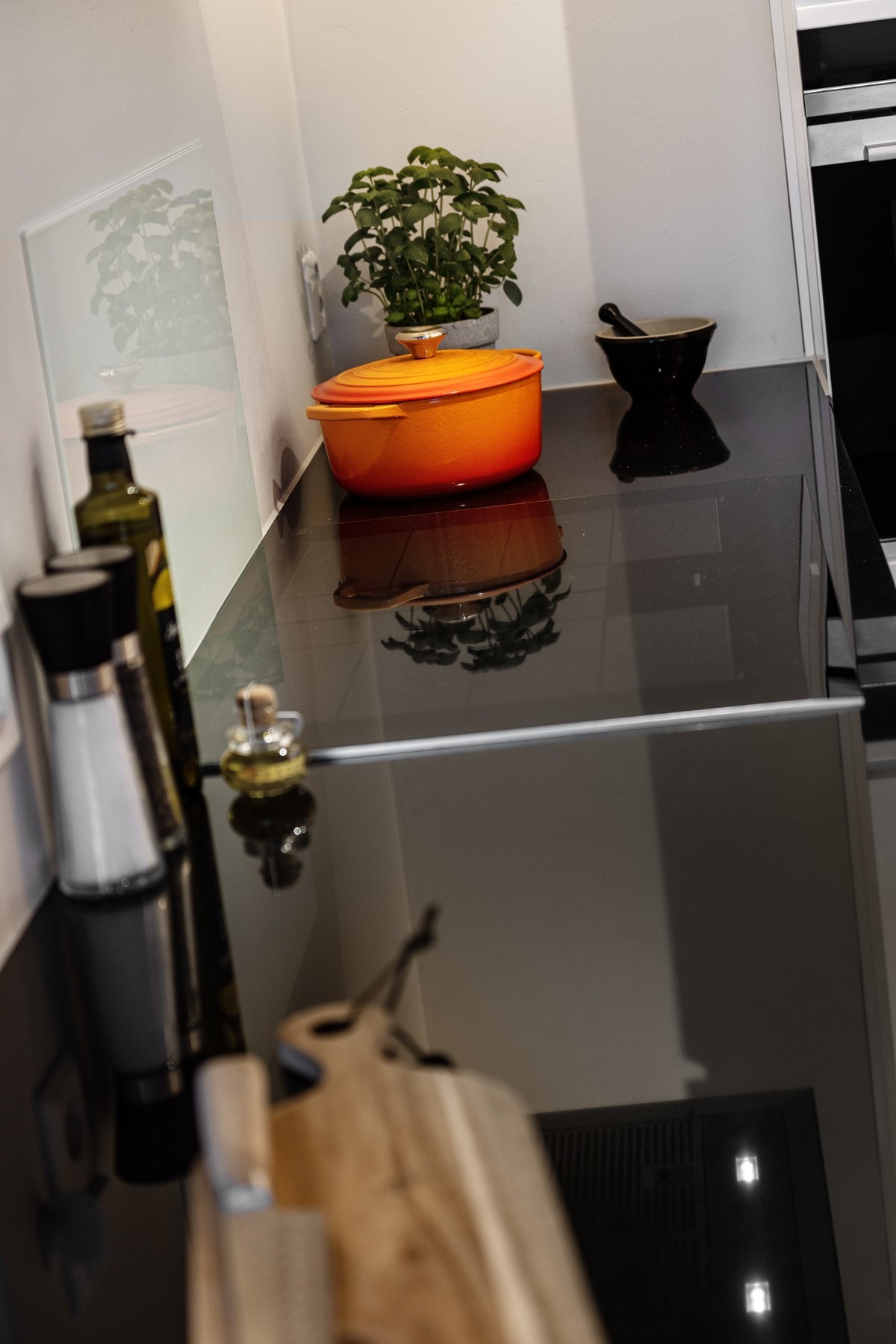 Kjøkkenet har en solid benkeplate av Granitt og ekstra bred platetopp. Galleribilde