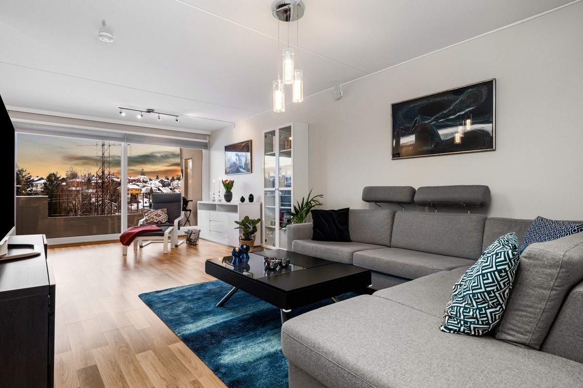 Leiligheten holder en god standard med bad og vaskerom fra 2016, samt øvrig oppussing av overflater og kjøkken i 2017. Galleribilde