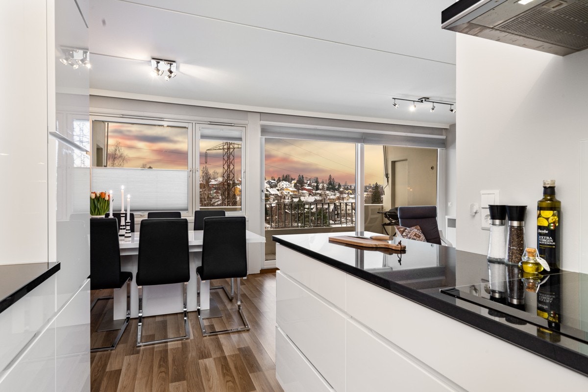 De store vindusflatene kombinert med lyse overflater skaper en lett og behagelig atmosfære. Galleribilde