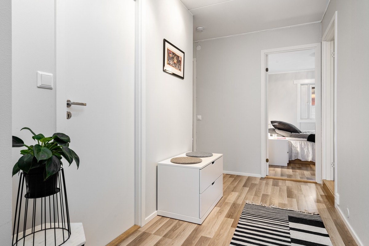 Innbydende entré med stor walk-in garderobe/bod. Galleribilde