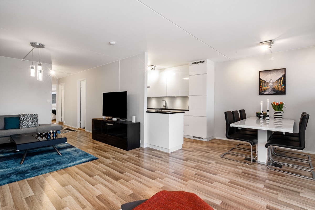 Plass til spisestue med direkte tilknytting til kjøkkenet. Galleribilde