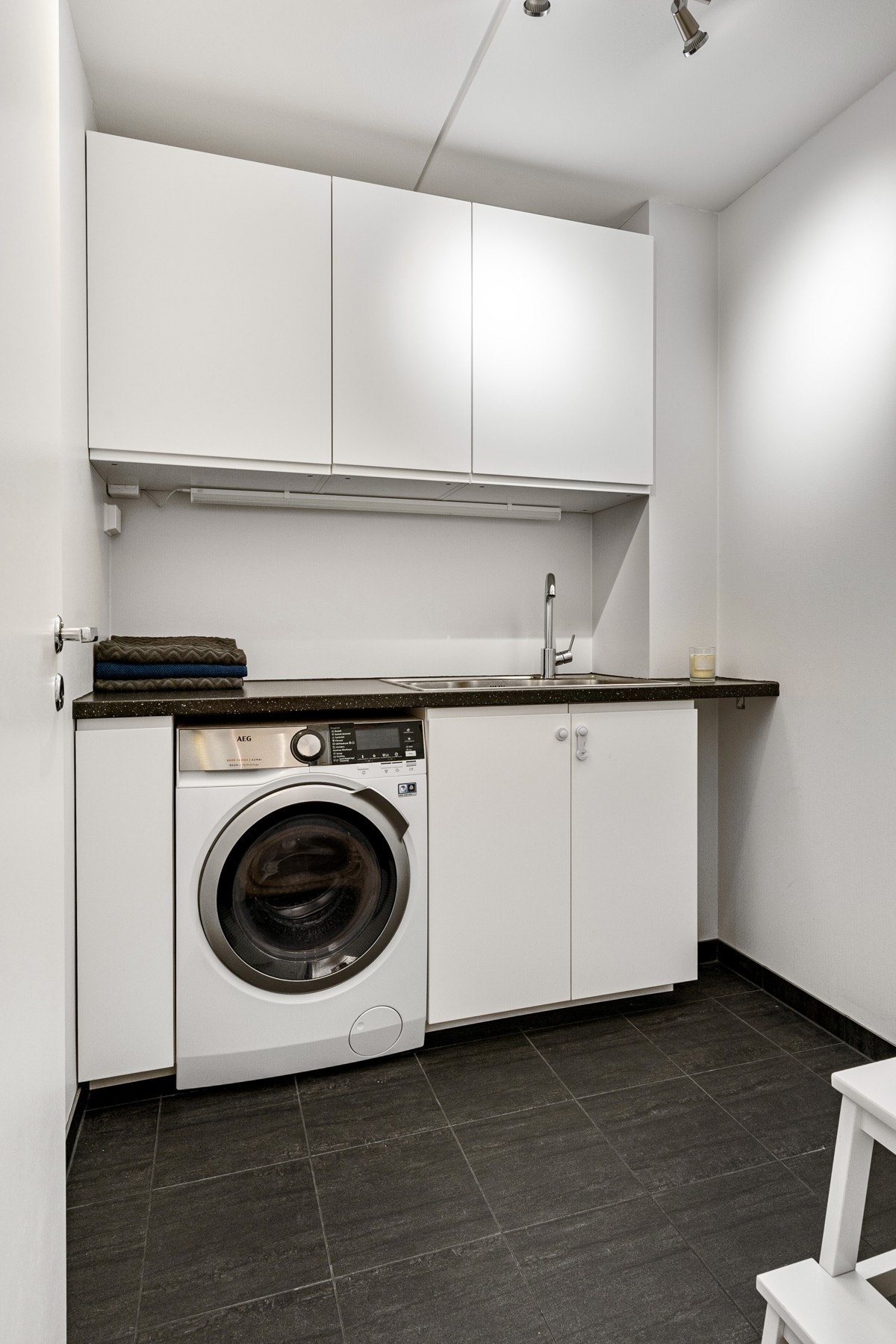 Vaskerommet er pusset opp i 2016, med varmekabler og praktisk innredning med benkeplate, skapplass og opplegg for vaskemaskin. Galleribilde