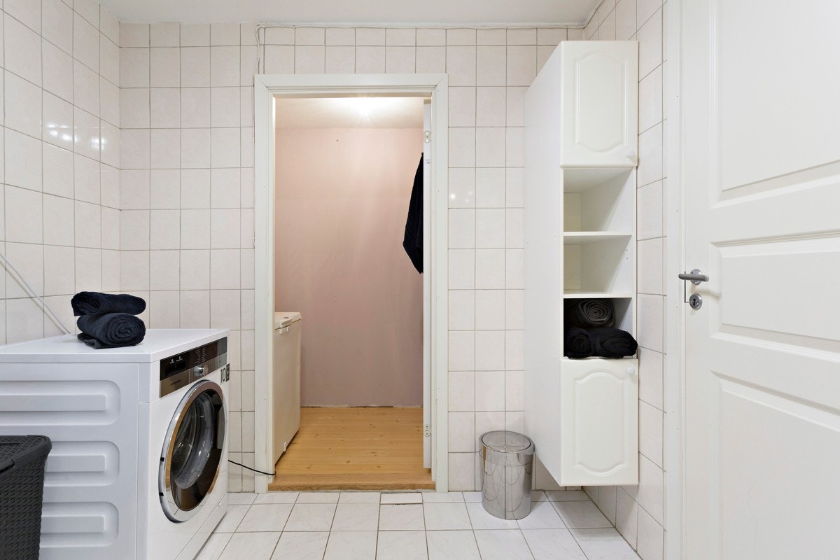 God skapplass på badet og inngang til bod Galleribilde