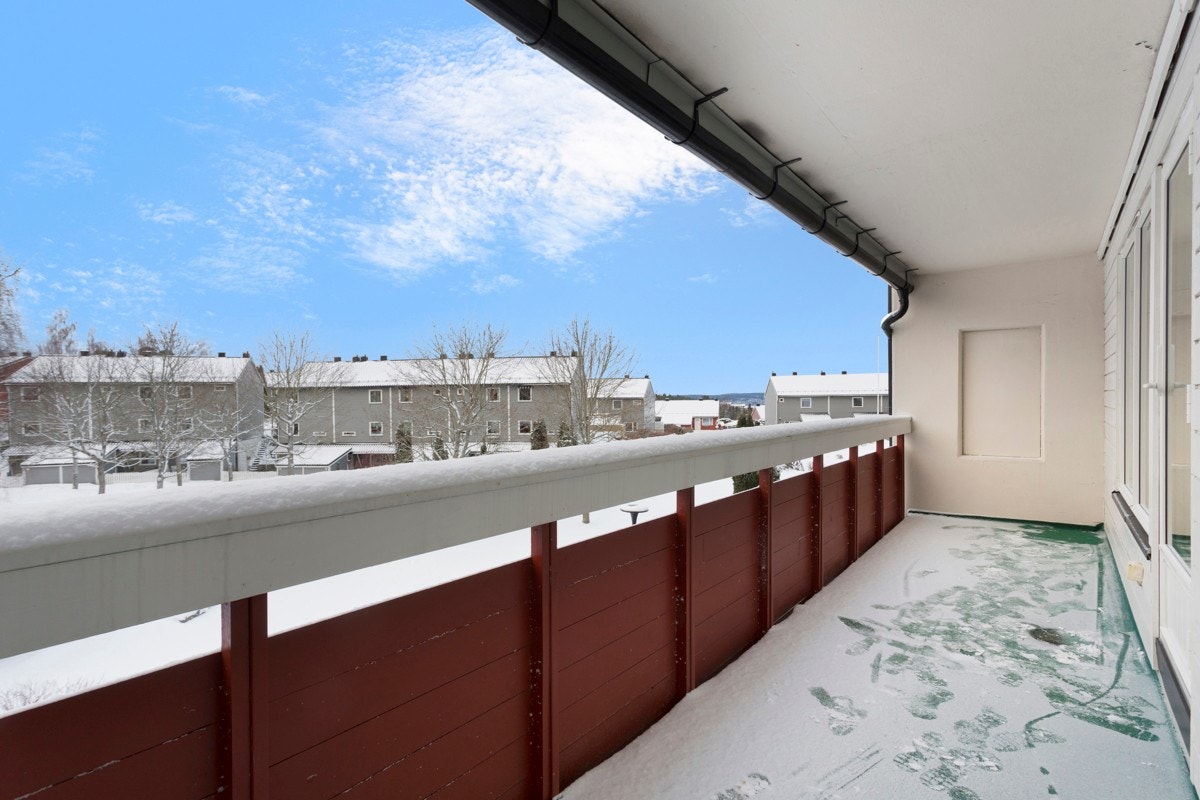 Romslig balkong med utsikt til fellesområde Galleribilde