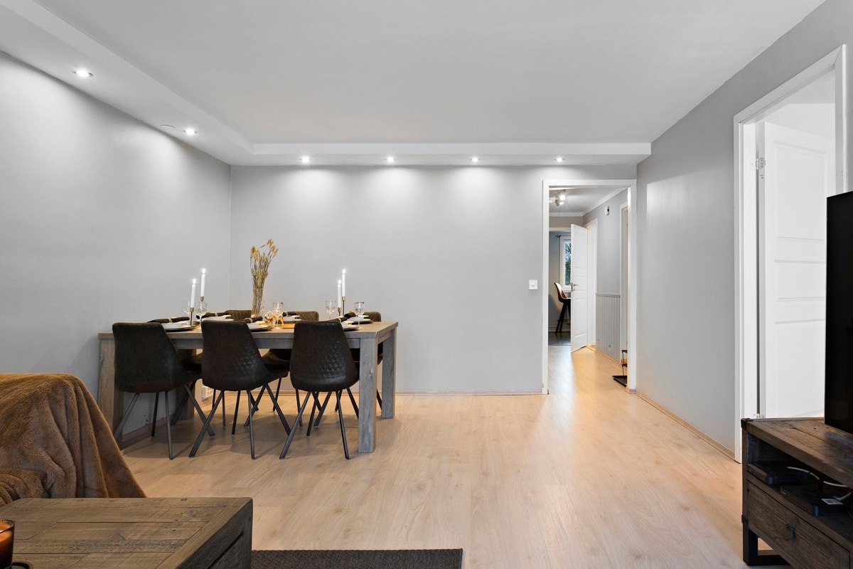 Stuen er lys og romslig og har god plass til spisestue Galleribilde