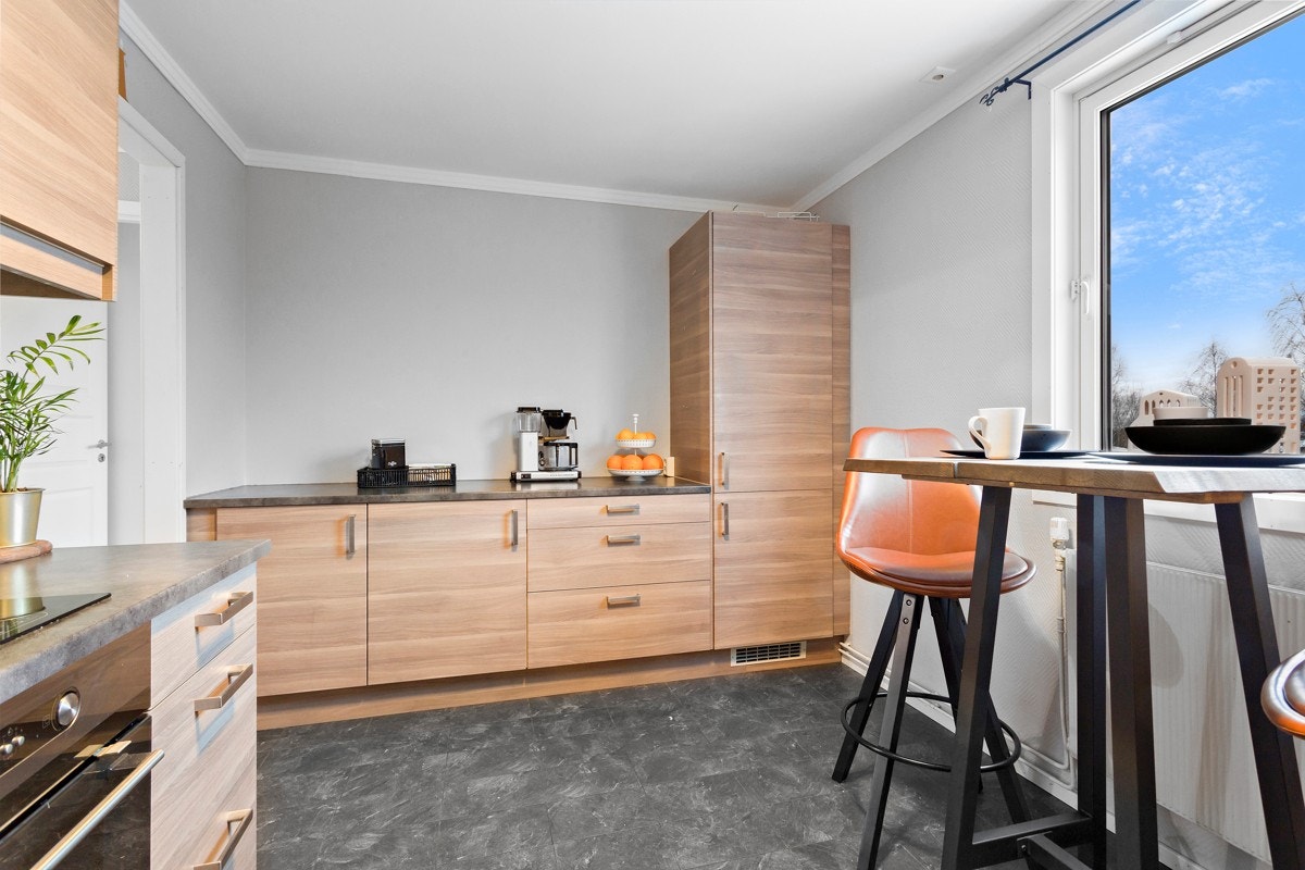 Kjøkken med hyggelig spiseplass Galleribilde