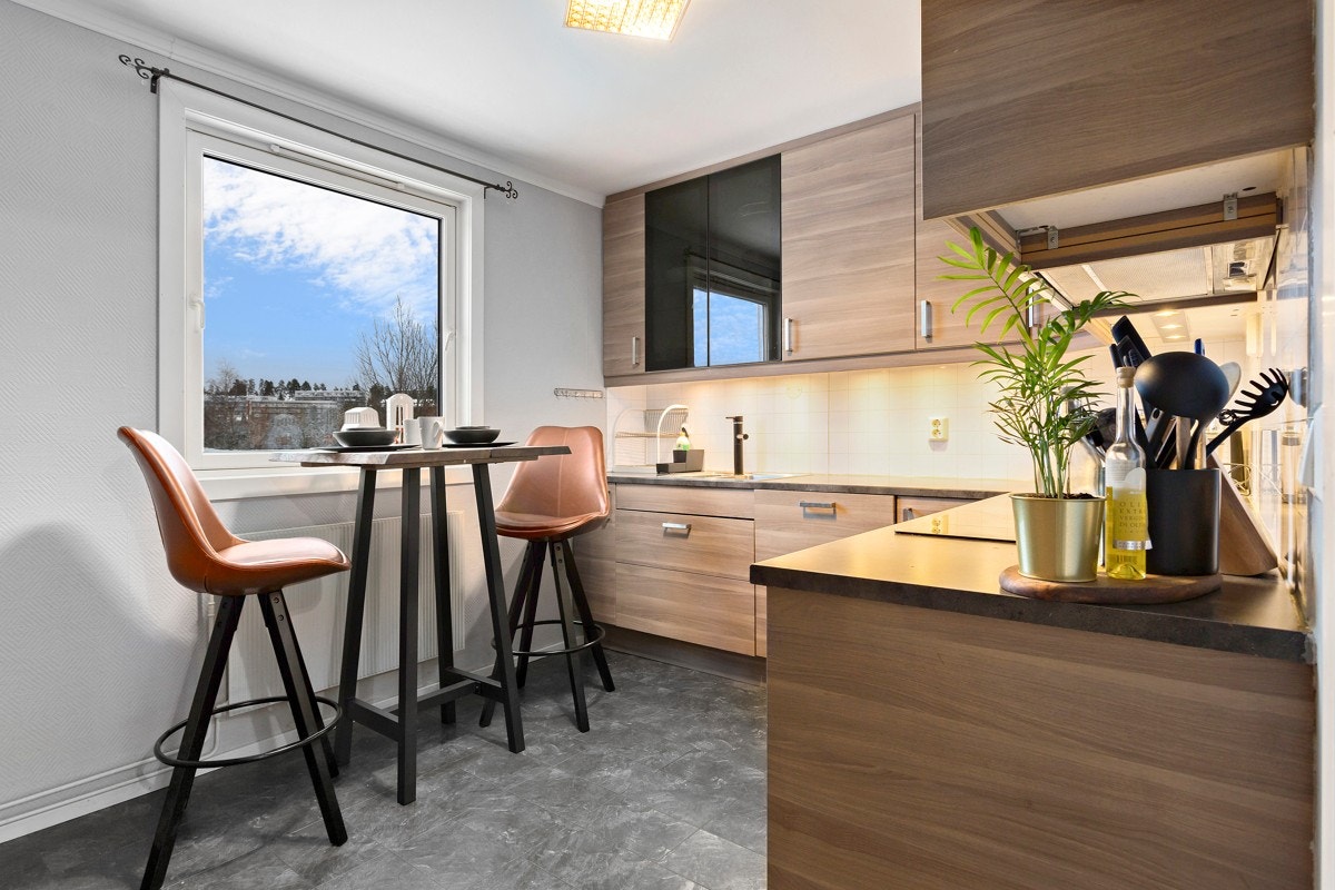 Separat kjøkken med god benk og skapplass Galleribilde