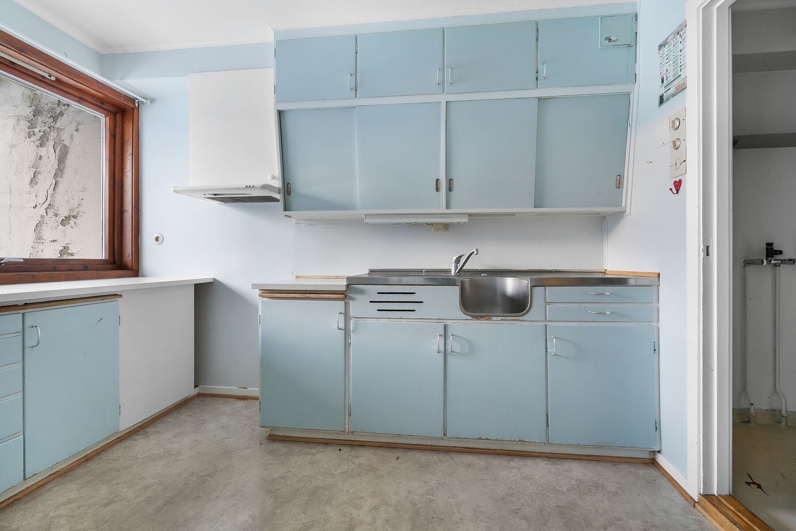 Kjøkken som resten av rommene i leilighetene har behov for omfattende rehabilitering. Galleribilde