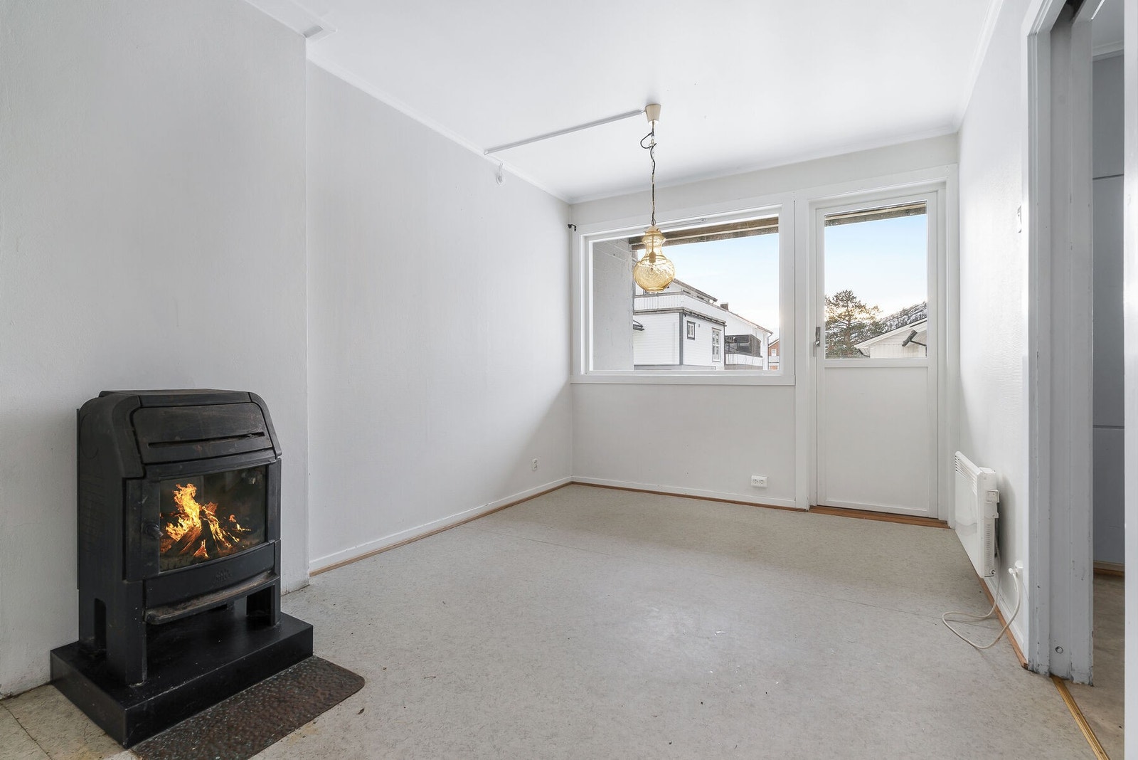 Rekkehusene blir oppvarmet med vedovn i 1. etasje og forøvrig med elektriske ovner. Galleribilde