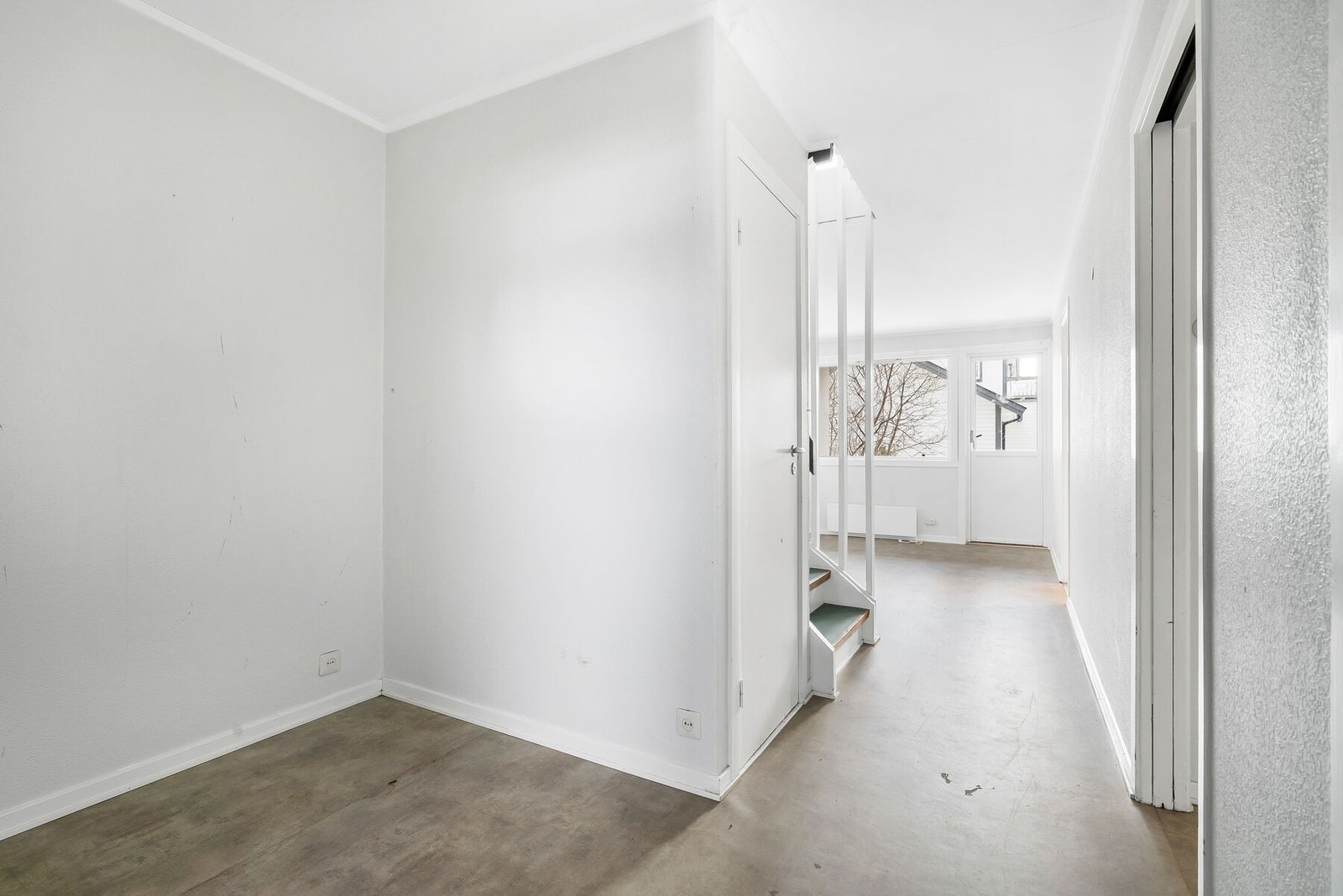 Leilighetene har relativt lik planløsning og 1. etasje består av vindfang, 1 soverom, bod, stue med utgang til terrasse, kjøkken, vaskerom og WC-rom. Galleribilde