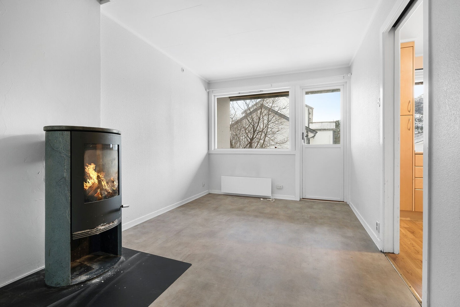 Stue i 1. etasje vegg i vegg med kjøkken. Galleribilde