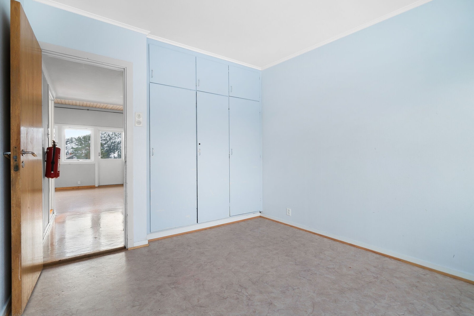 Soverom med godt av integrert skapplass. Galleribilde