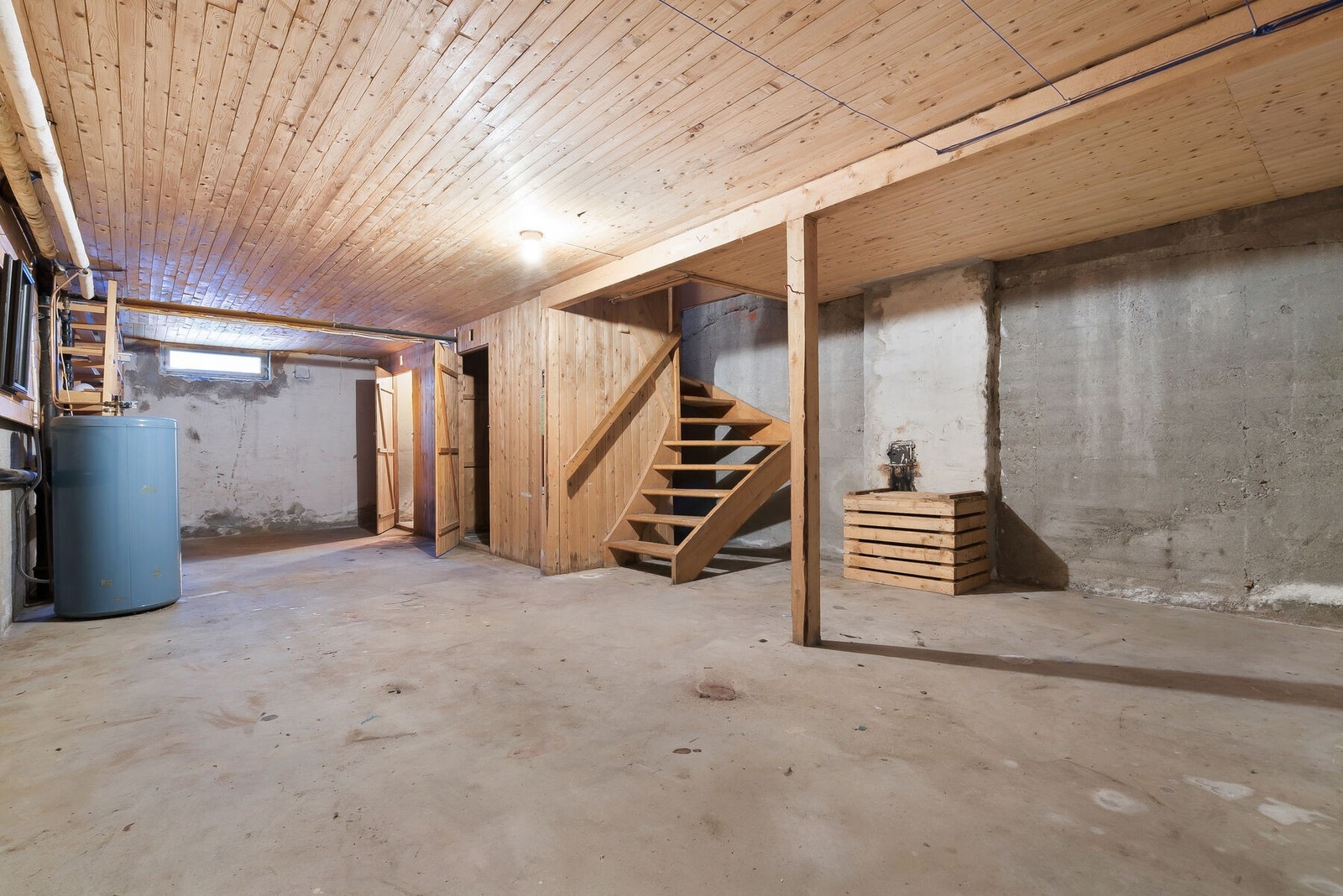 Full kjeller i hele bygningen med god plass for lagring. Det bemerkes sviktende drenering. Galleribilde