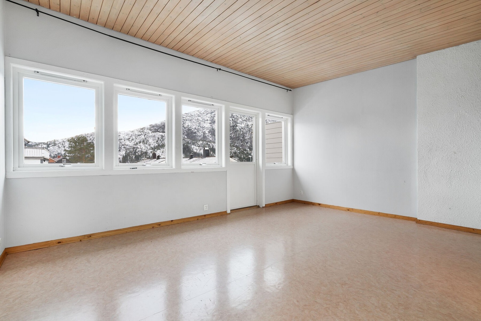 Stuene i 2. etasje har god plass for det ene eller det andre. Galleribilde