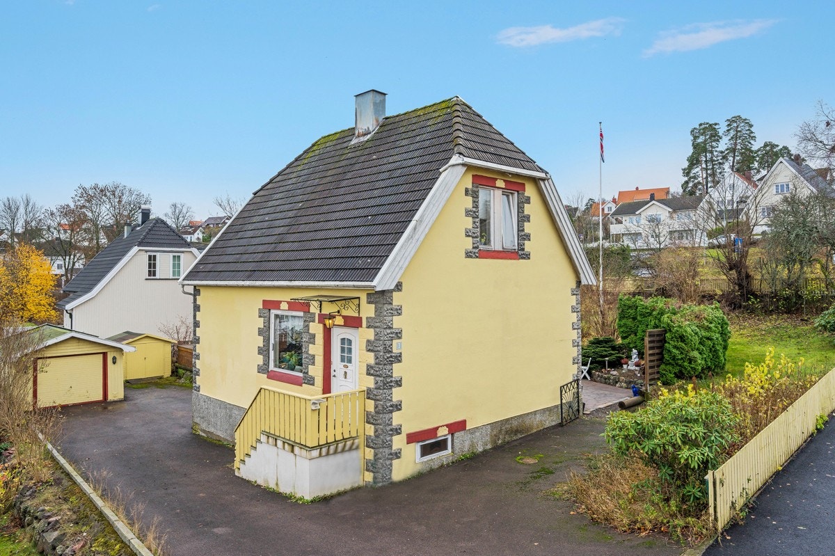 På eiendommen er det garasje på ca. 20 kvm. og redskapsbod på ca. 6 kvm. Velkommen til visning! Galleribilde