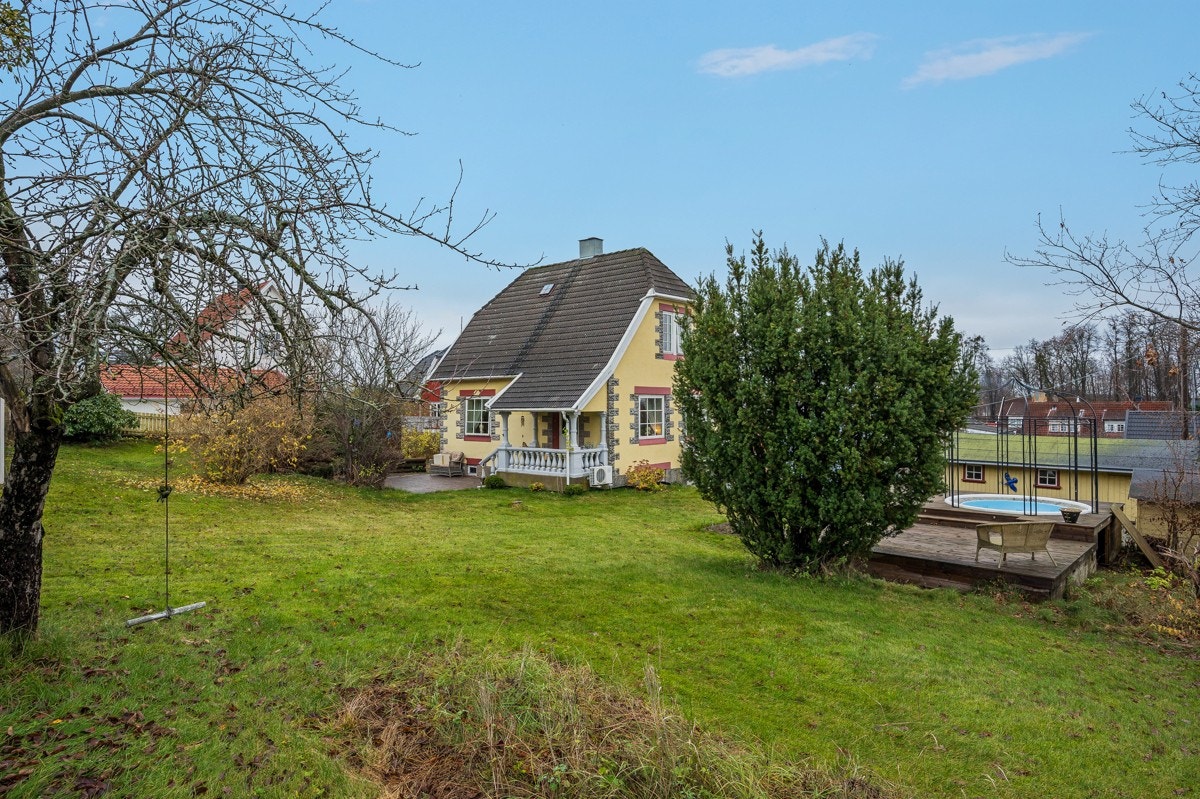 Sjarmerende enebolig beliggende på stor og pent opparbeidet hjørnetomt Galleribilde