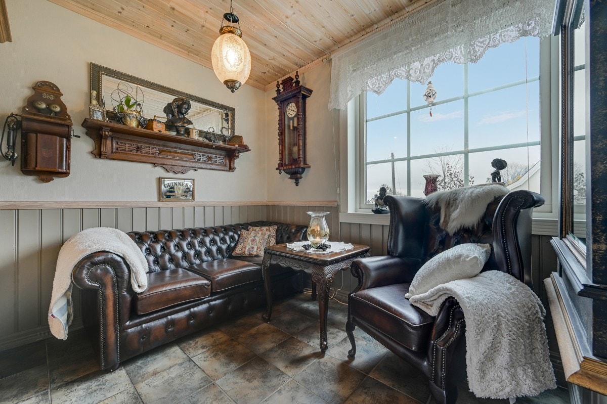 Koselig kjøkkenkrok med stort vindu Galleribilde