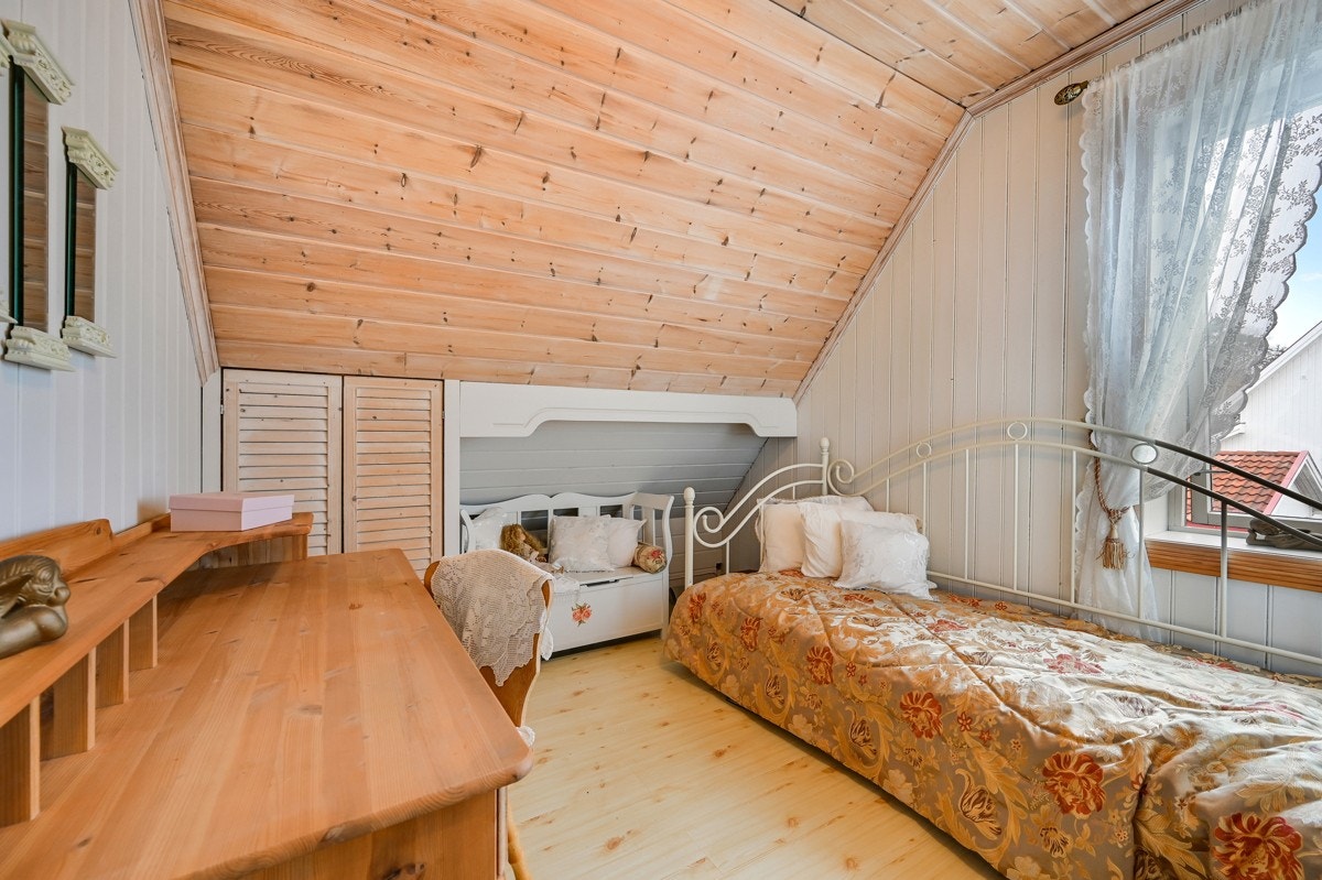 Det er 2 soverom i 2. etasje, men iflg. eier har det vært 3 soverom og skal være enkelt å endre tilbake igjen Galleribilde