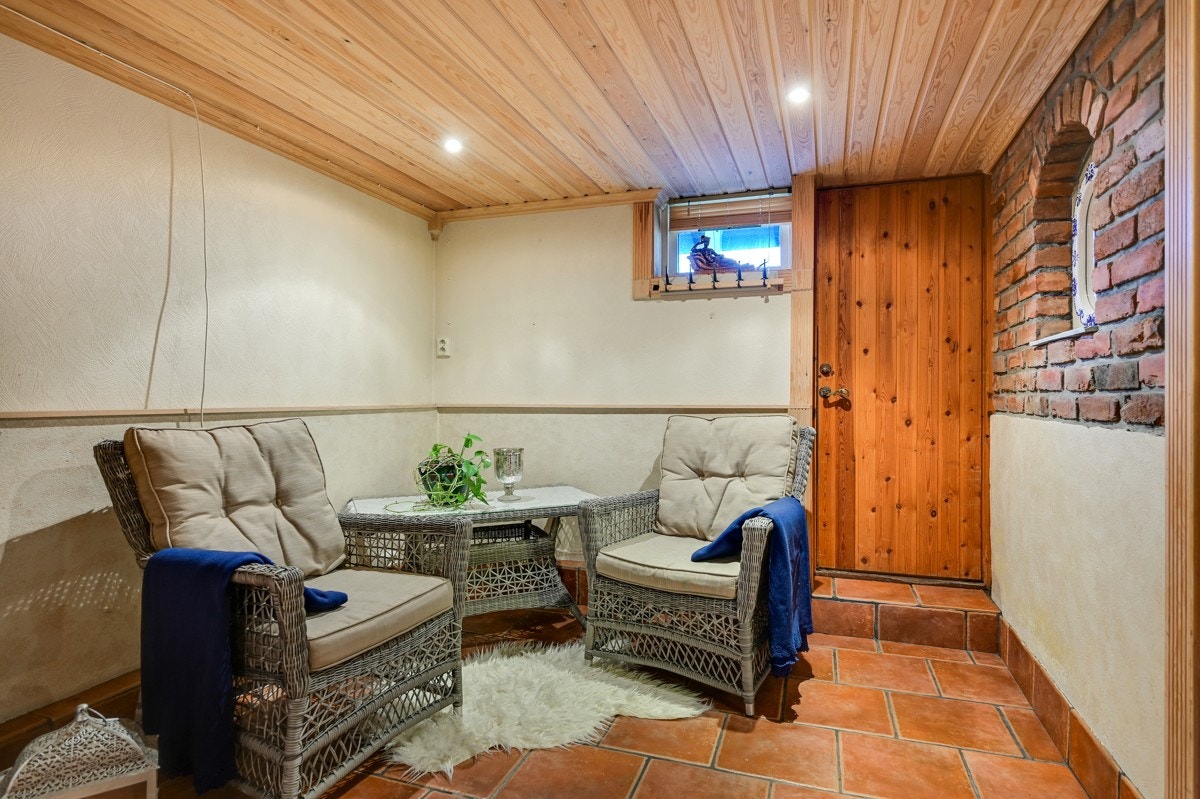 Fra kjellerstuen er det utgang til hagen Galleribilde