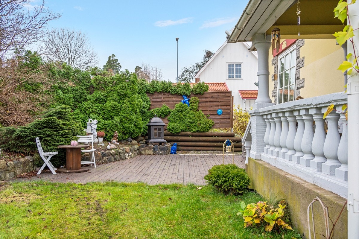 Solrik eiendom opparbeidet med busker, gressplen og frukttrær Galleribilde