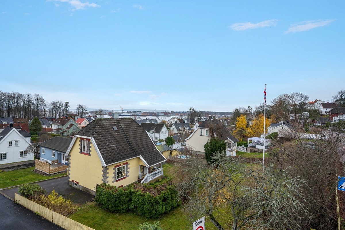Boligen ligger på idylliske Apenes med kort avstand til skoler, barnehager, småbåthavn, kyststuen, bussholdeplass og kort vei til Horten sentrum. Galleribilde