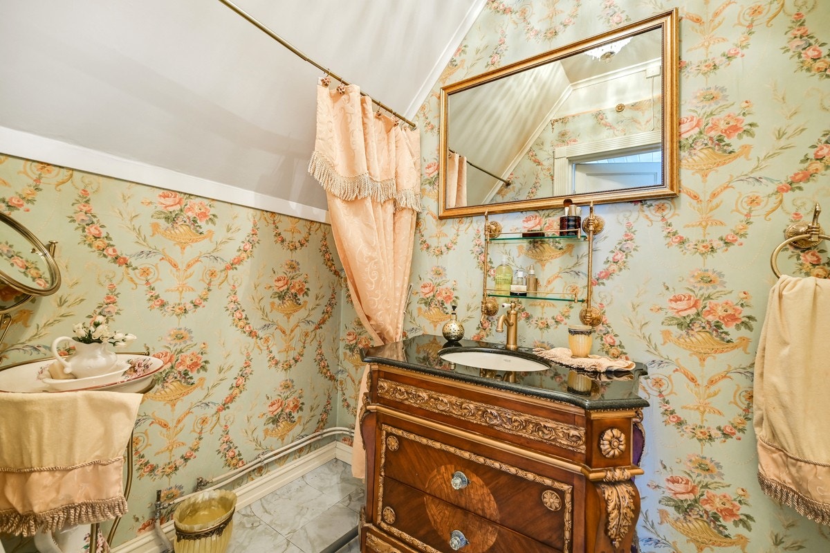 På badet i 2. etasje er vinylbelagt gulv med pålagte vinylfliser, platede og tapetserte vegger Galleribilde