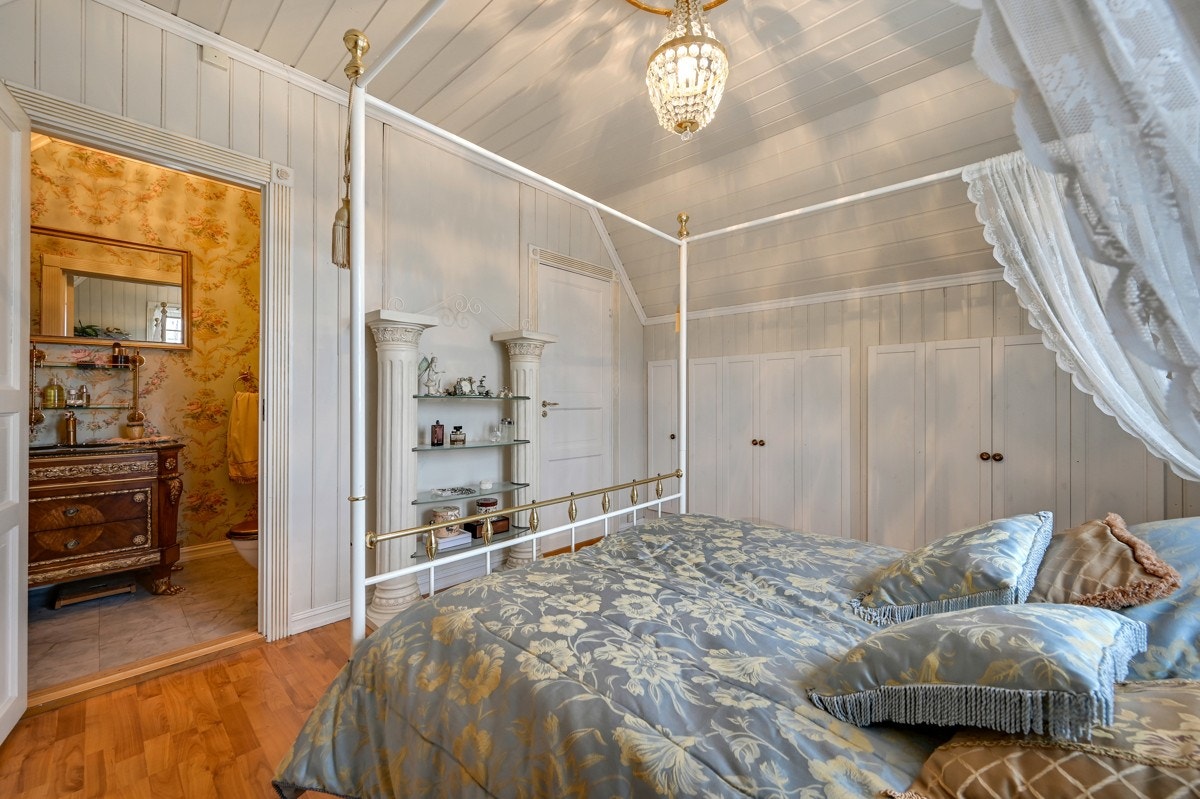 Fra hovedsoverommet kan man enten gå direkte på badet eller ut i gangen Galleribilde