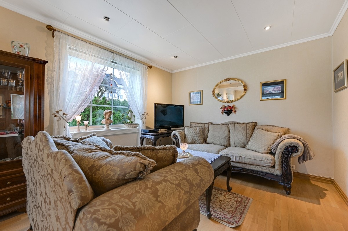 Koselig stue med god plass til flere møblement Galleribilde