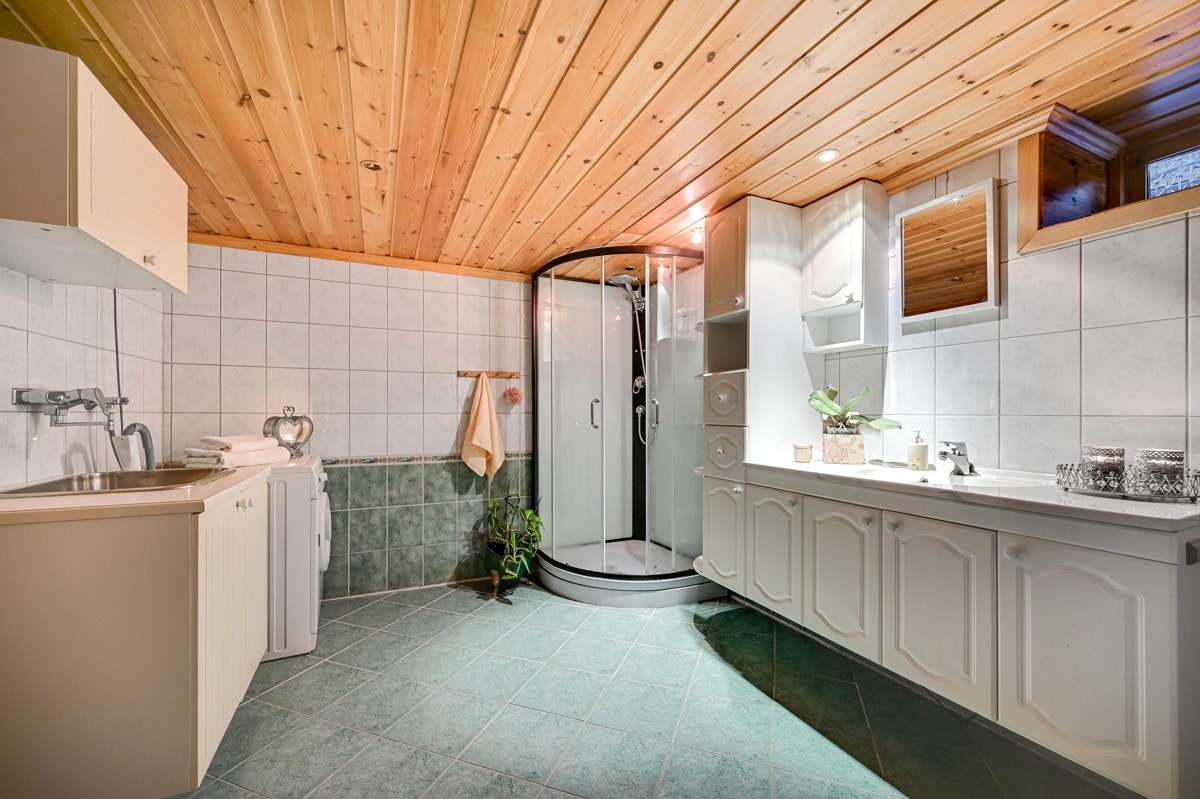 Stort flislagt bad med varmekabler i kjelleren Galleribilde