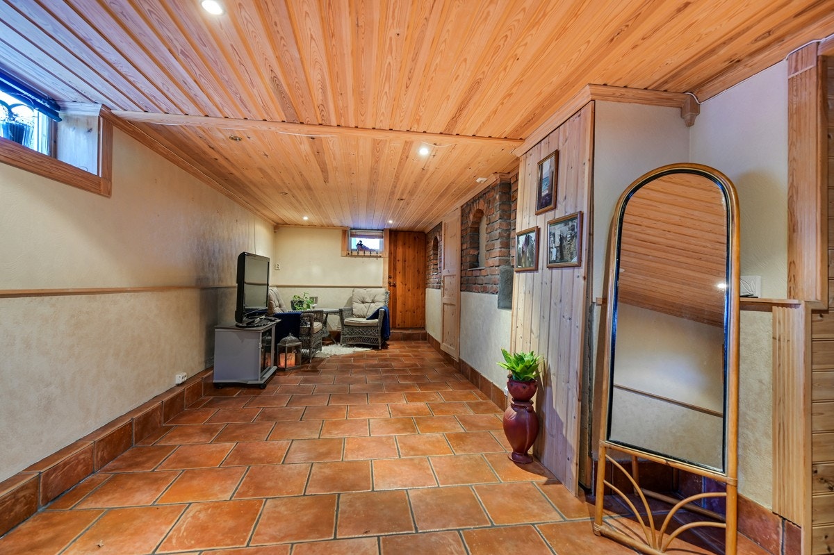 Stor og hyggelig kjellerstue med fliser og varmekabler på gulvet. Galleribilde