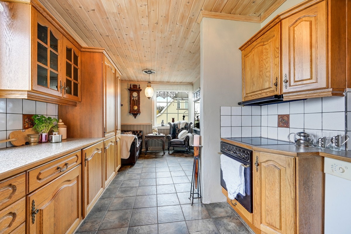 Møre kjøkkeninnredning med profilerte skapfronter - oser av kvalitet her Galleribilde