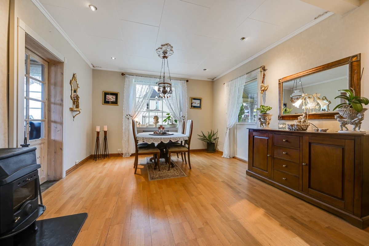 Koselig å samle familie og venner til hyggelig lag i spisestuen Galleribilde