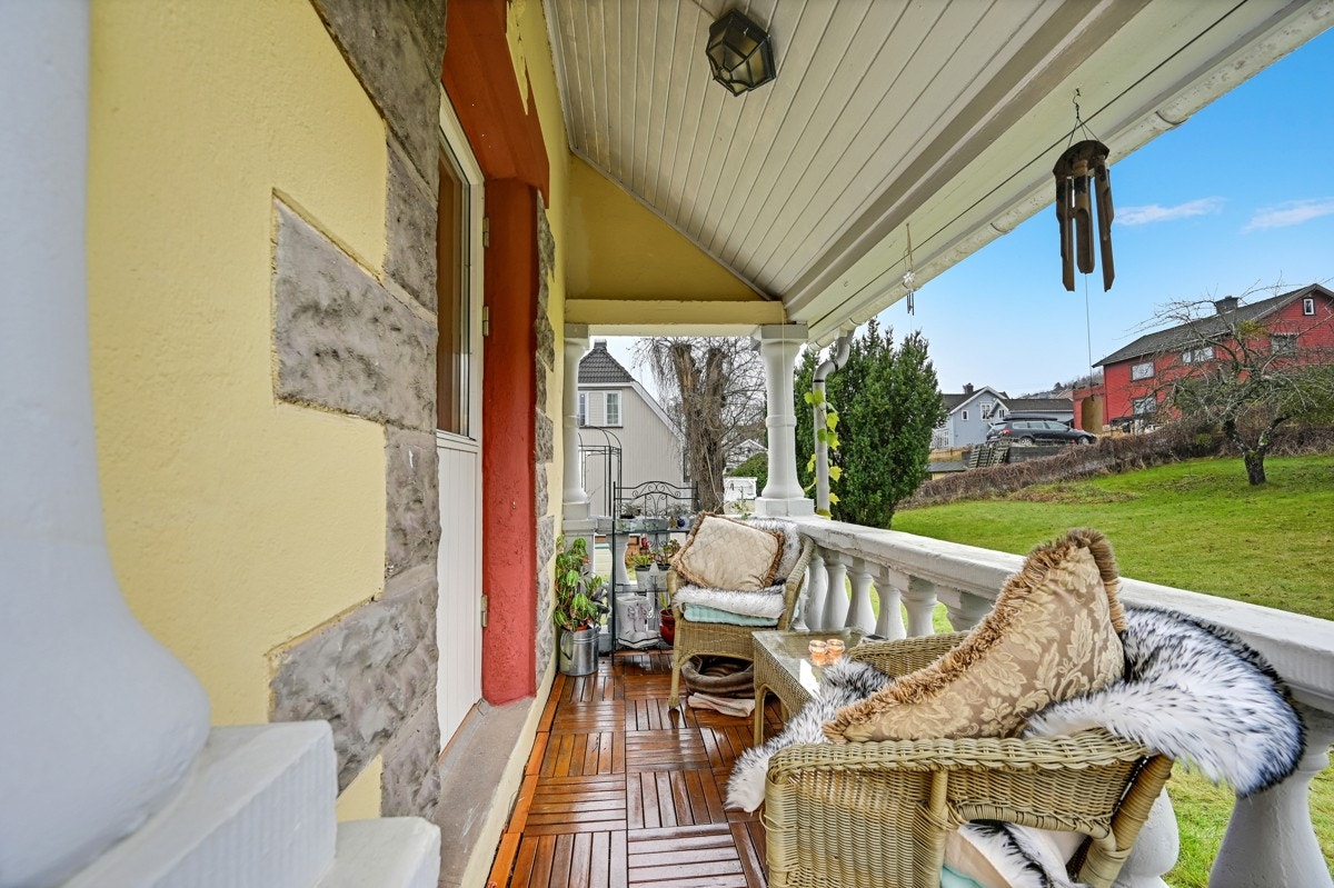 Fra stuen går man ut til denne solrike og overbygde verandaen Galleribilde