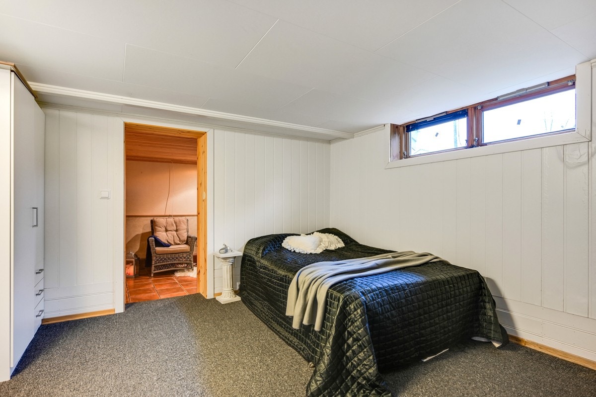 Innredet rom som kan egne seg perfekt for kontor. Her medfølger garderobeskap Galleribilde