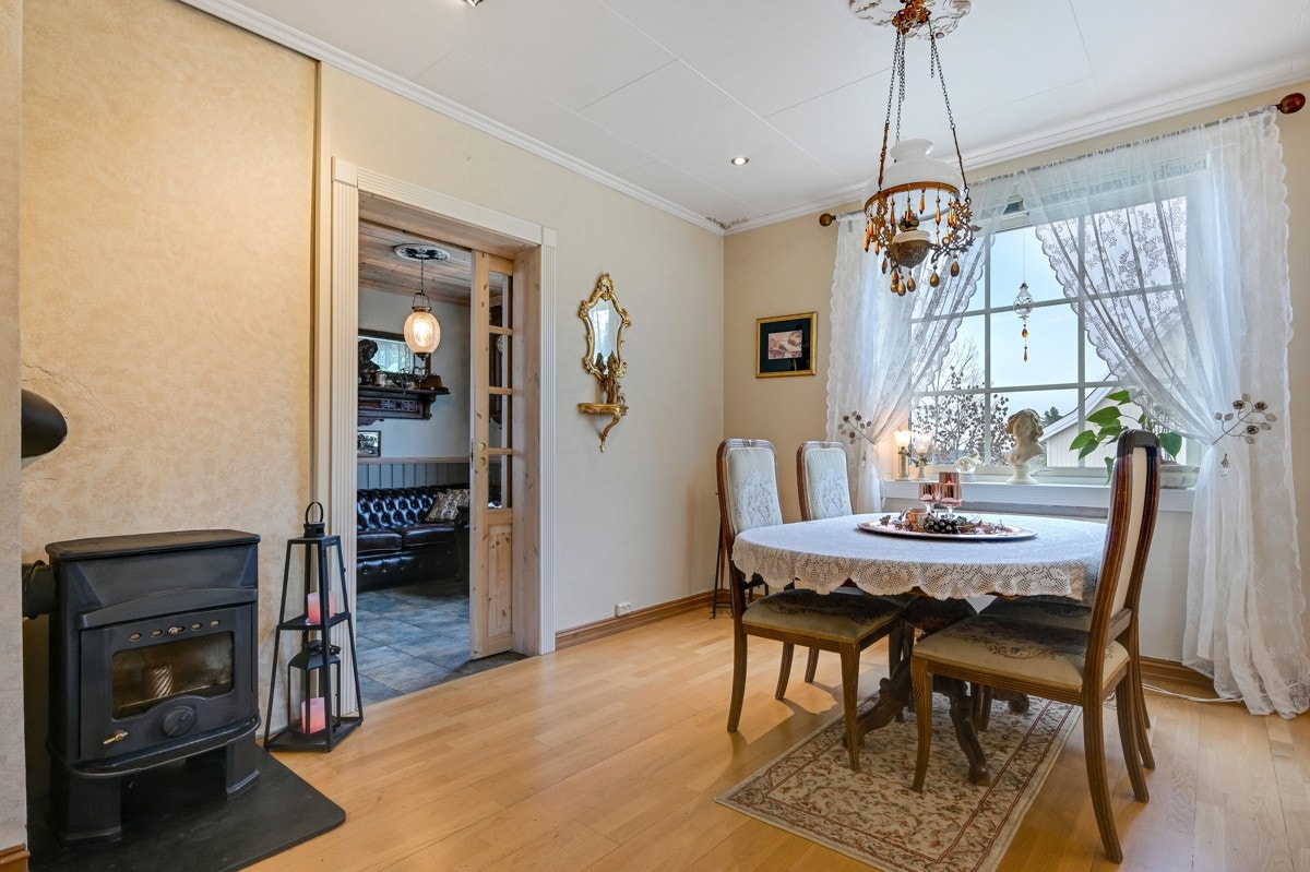 Hyggelig med fyr i ovnen sene høst- og vinterkvelder Galleribilde