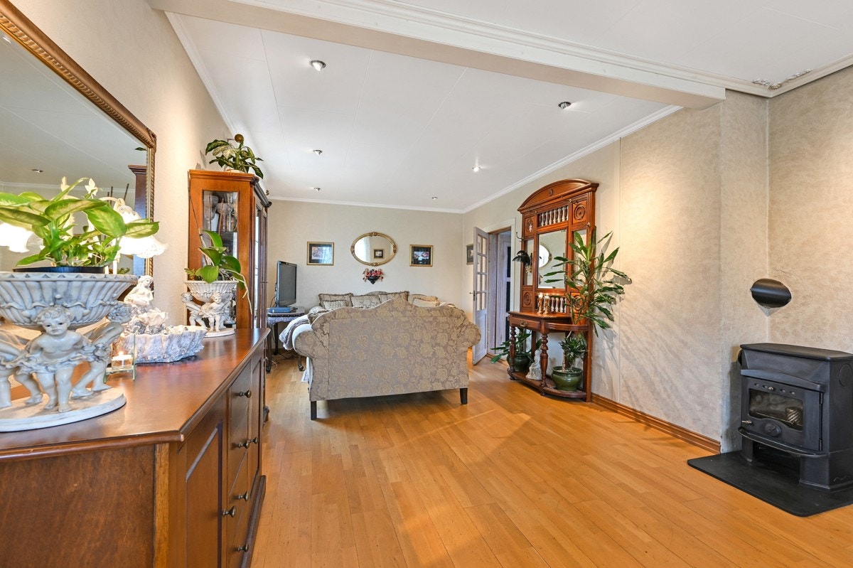 Lys og trivelig stue med eikeparkett på gulvet. Galleribilde