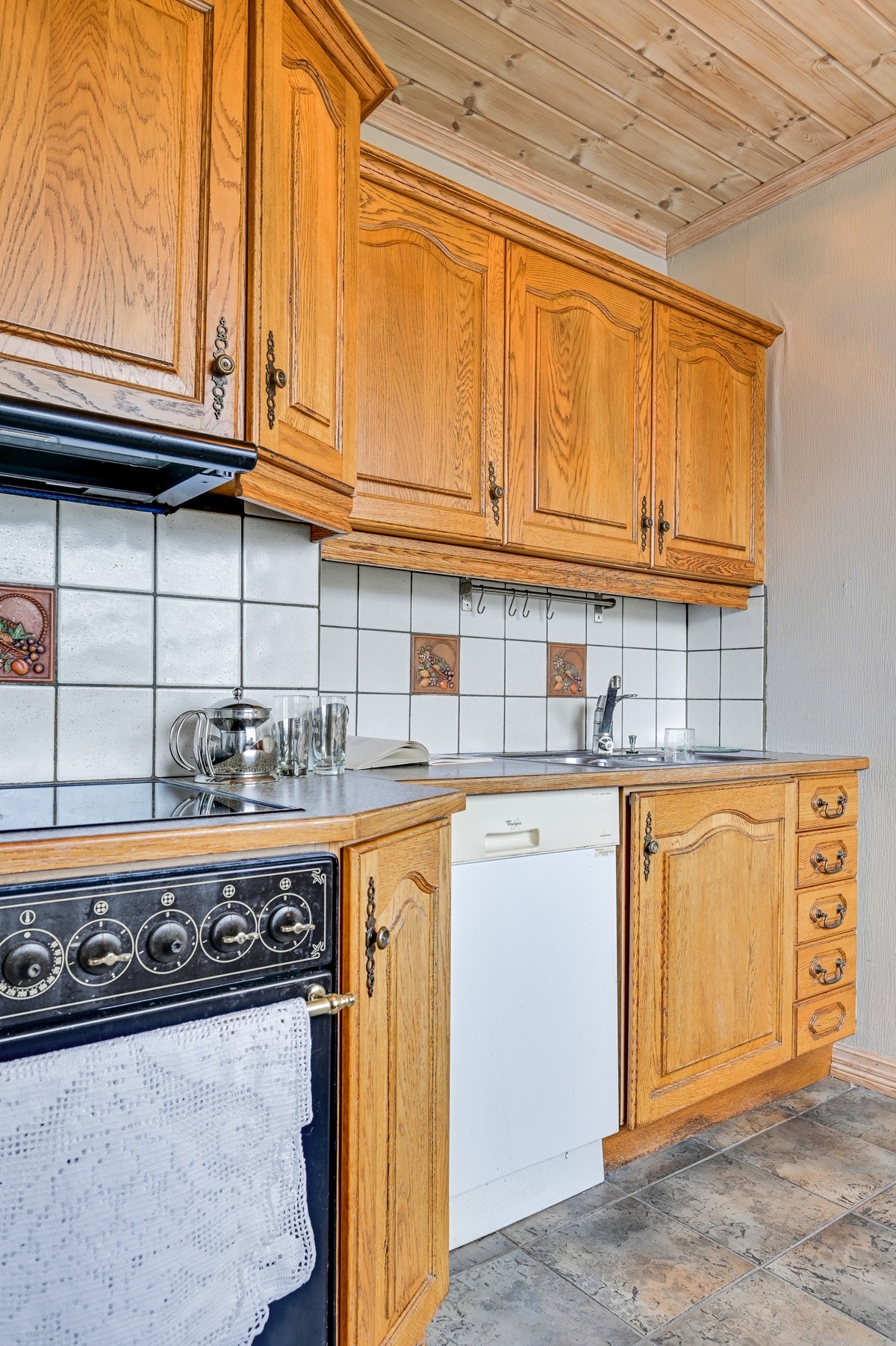 Integrert kjøl-/frys og oppvaskmaskin medfølger handelen Galleribilde