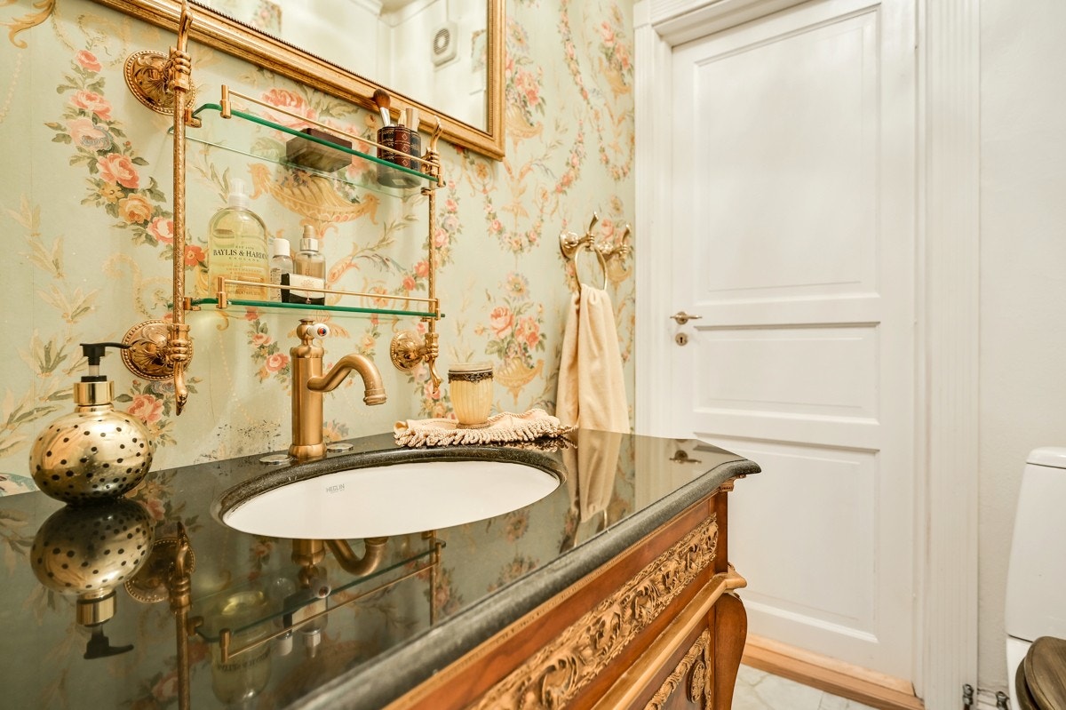 Badet er nostalgisk innredet og vi får her et glimt av fordums tid Galleribilde