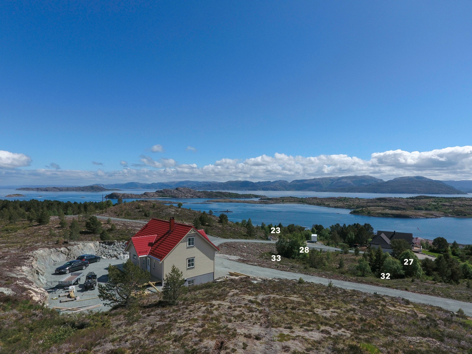 Her ser vi mot nordøst i tomtegrensa mellom friområdet og bebygde tomt 35 Galleribilde