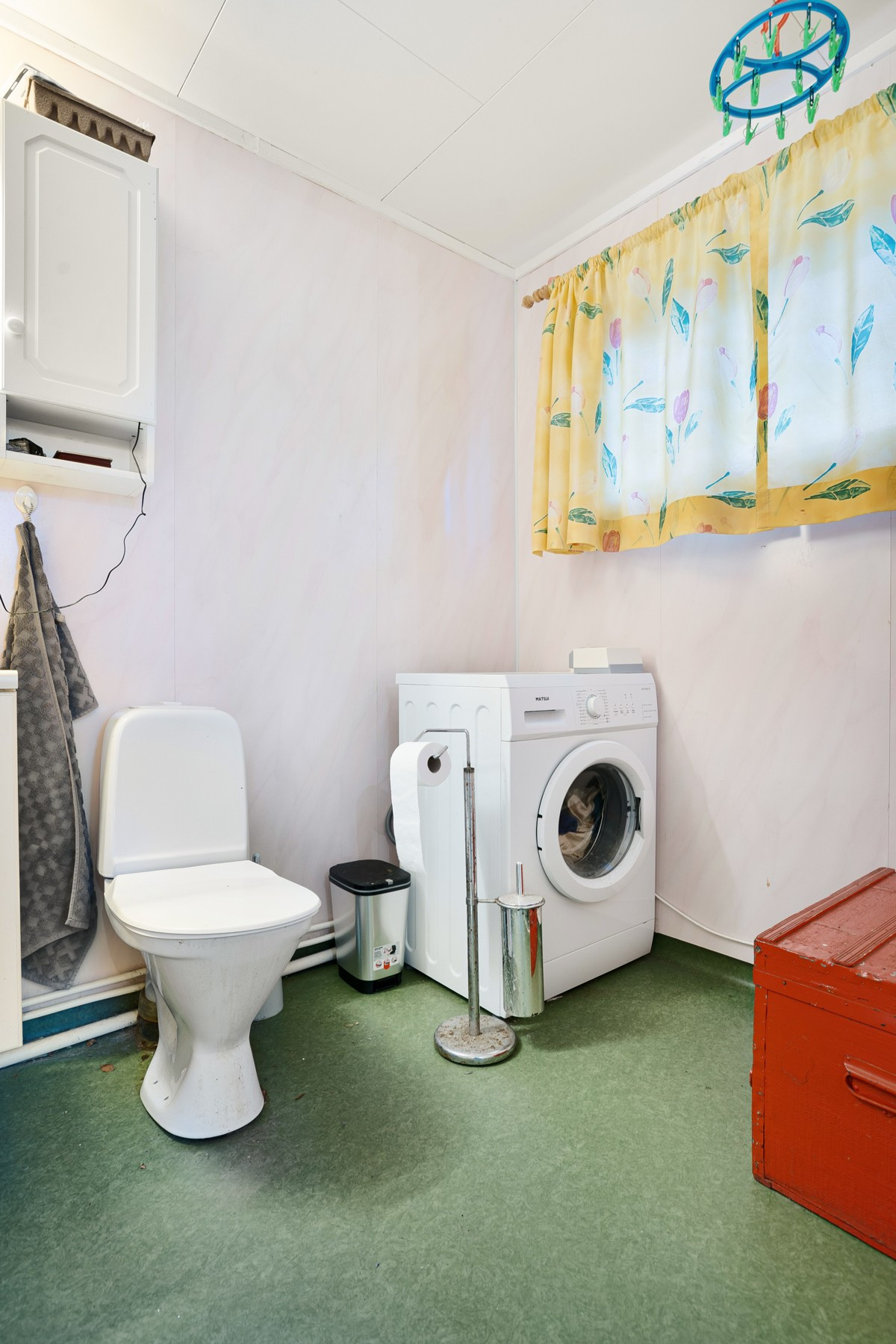 Bad med dusjkabinett, wc, opplegg for vaskemaskin og innredning med servant og speil