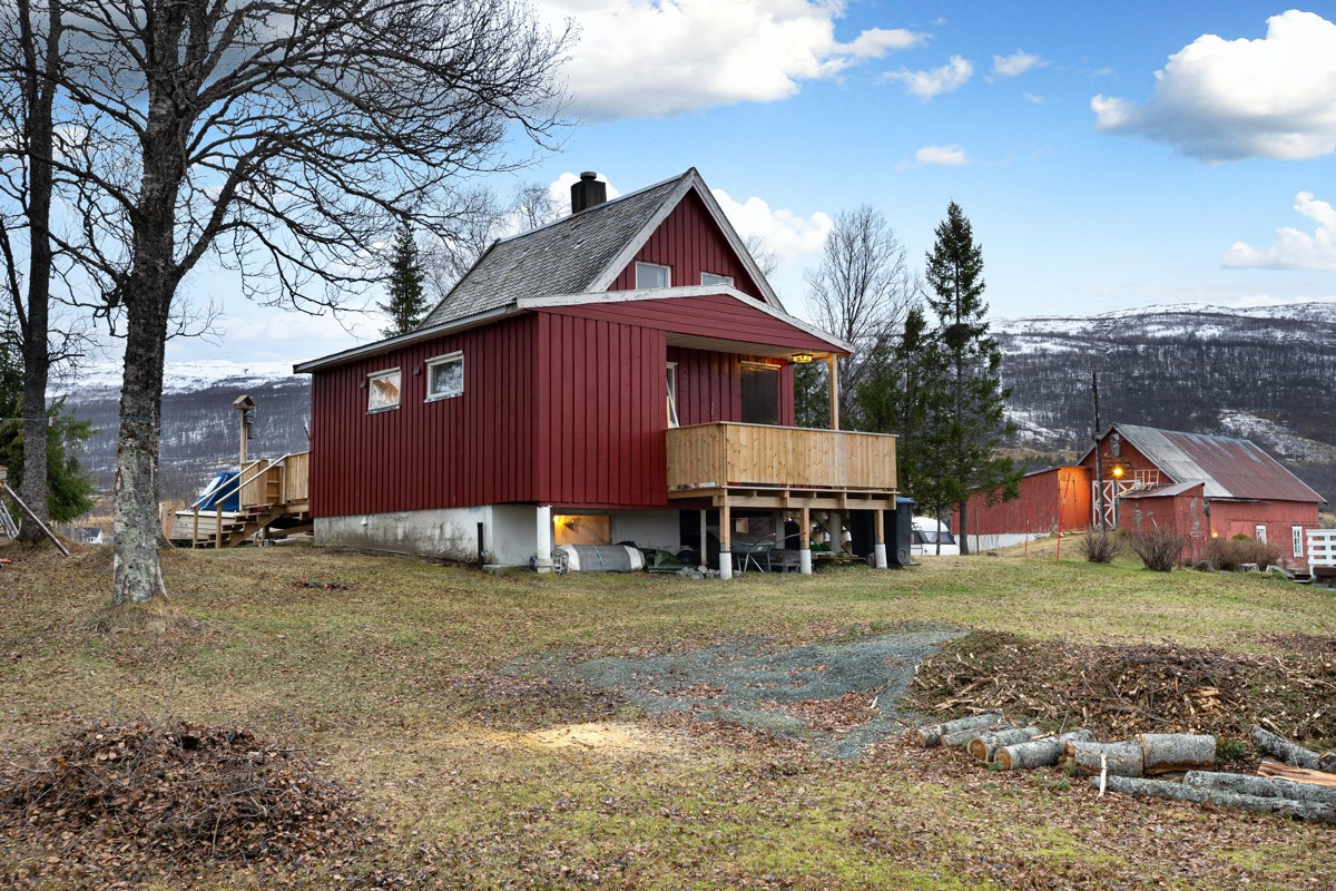 Boligen er omringet av vakker natur og det er gode muligheter for friluftsliv, året rundt.
