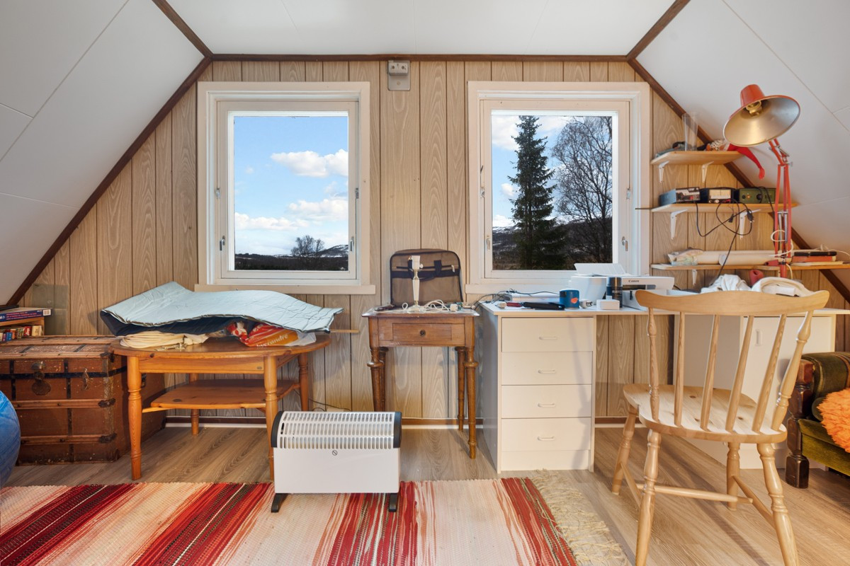 På loft er det tre romslige soverom