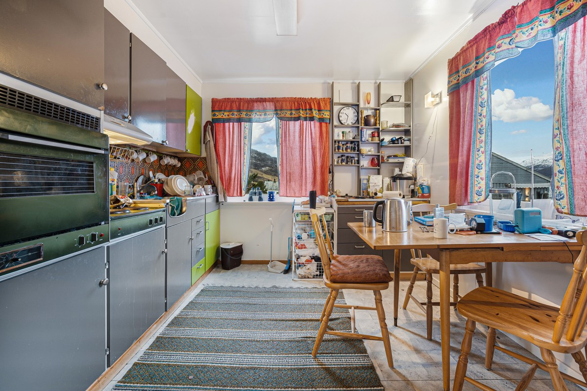 Her er det stort kjøkken med plass til koselig frokostbord