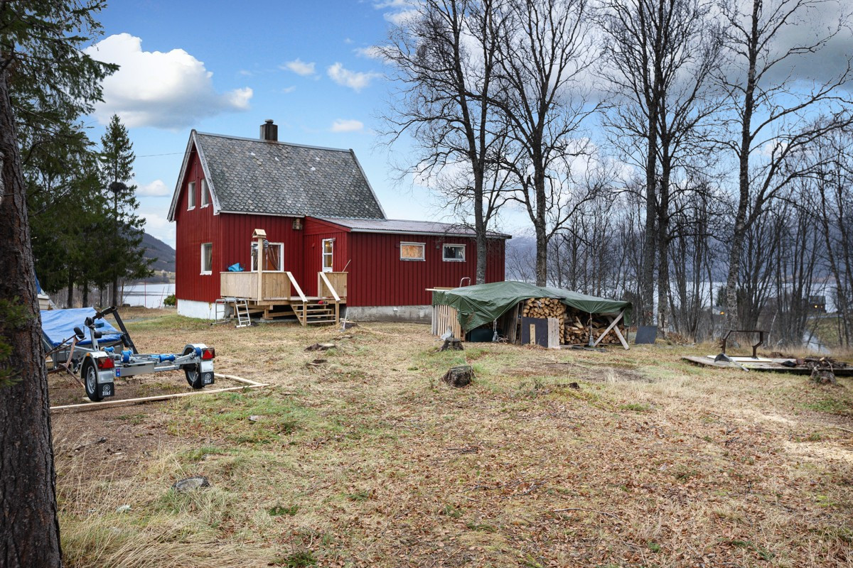 Det er utsikt mot Malangseidet, Middagstinden og del av Balsfjorden