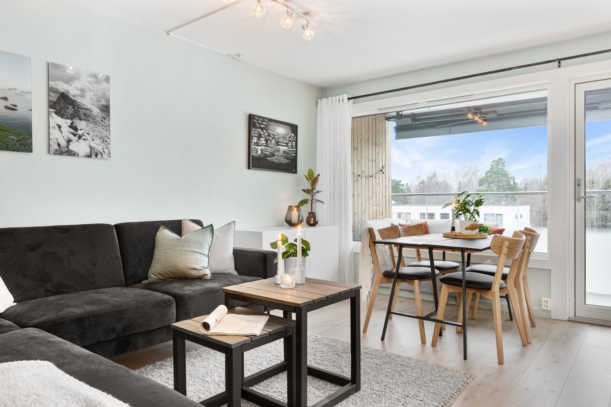 Her får du en lys og romslig stue med åpen løsning mot kjøkken og flere møbleringsmuligheter. Galleribilde